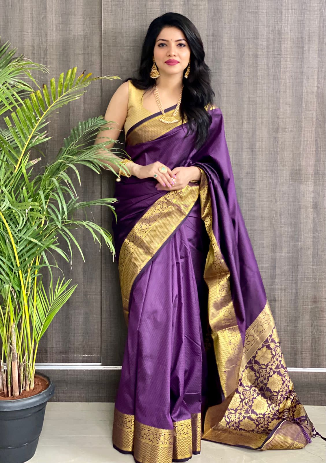 Stylish Modern Golden Zari Border Chiffon Purple Saree For Girls/Women